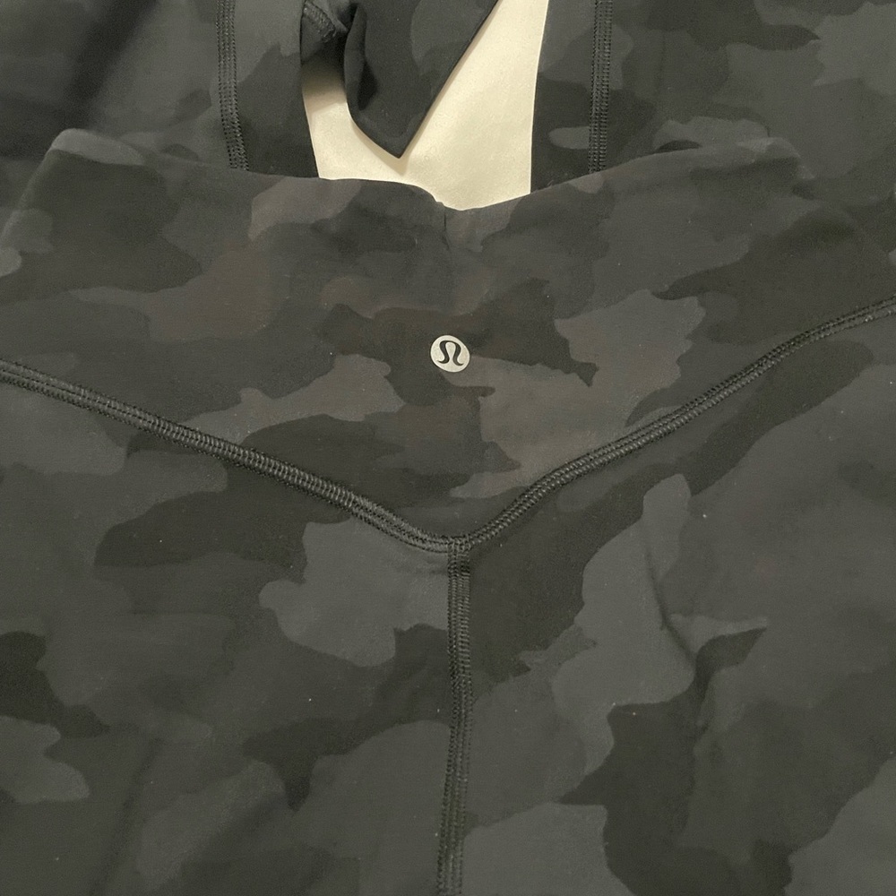NWOT - Lululemon cropped pants with pockets - Picture 4 of 6